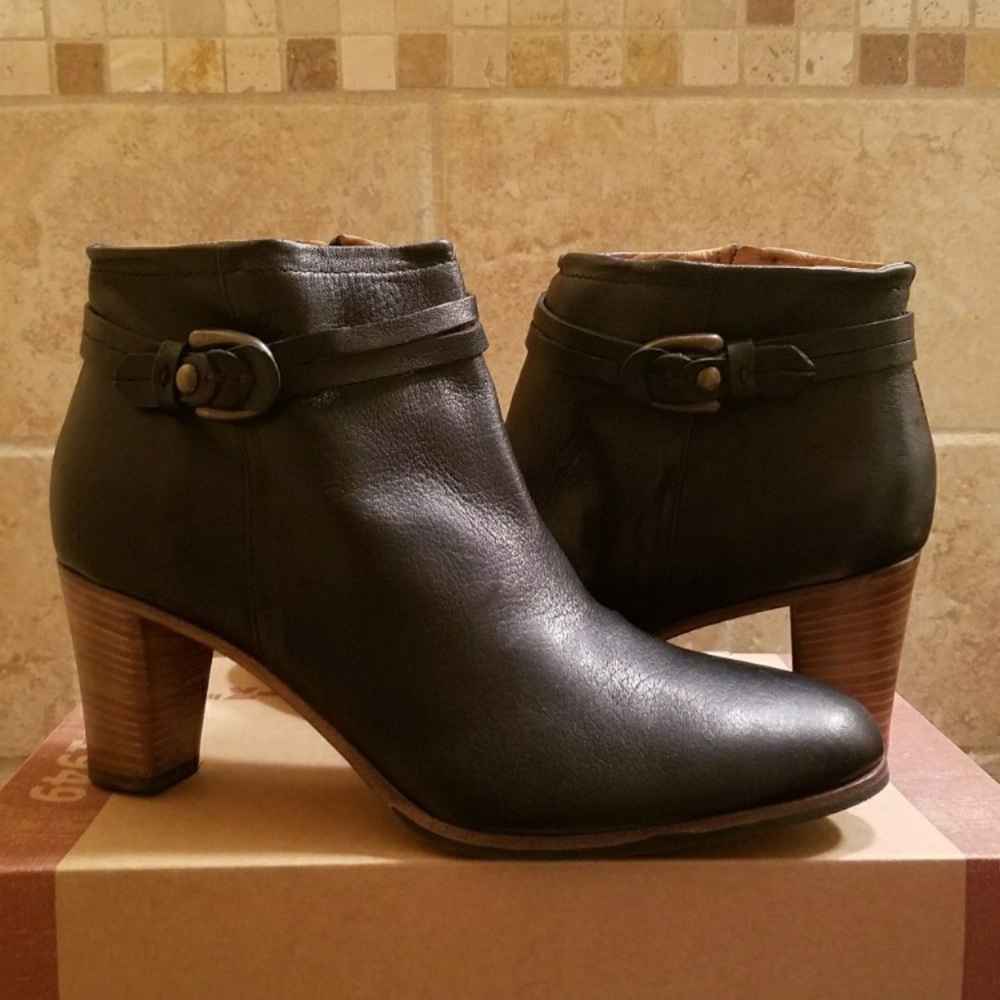 Alberto Fermani Black booties